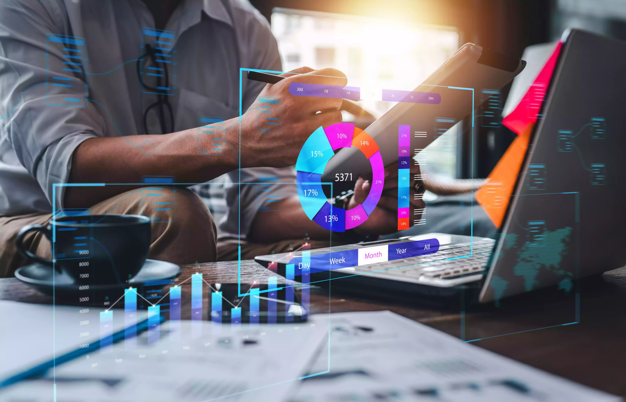 Homme devant des hologrammes d'analyse de données