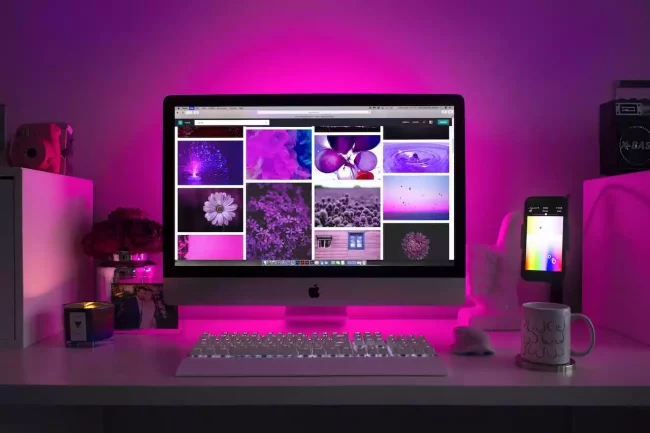 Vue sur un bureau avec des lumières violettes