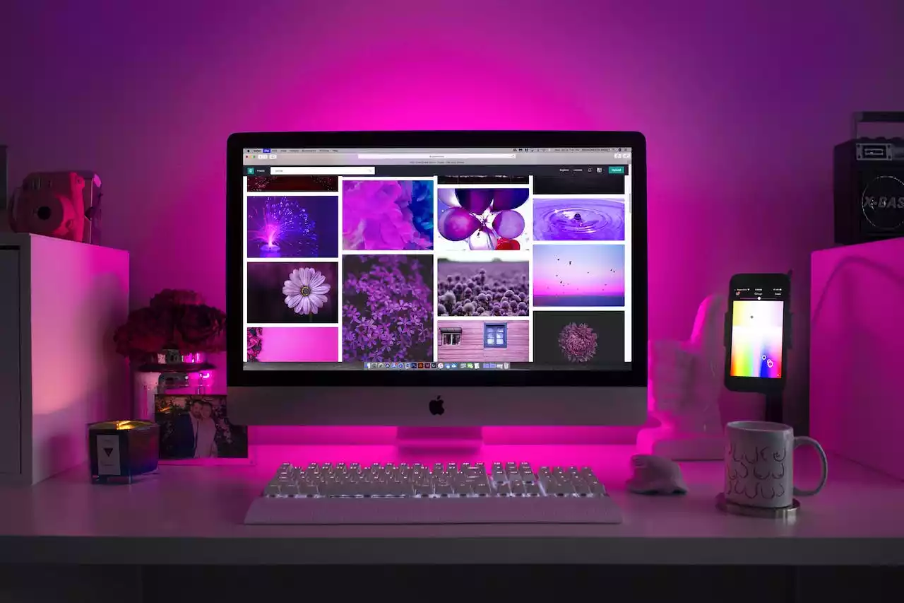 Vue sur un bureau avec des lumières violettes