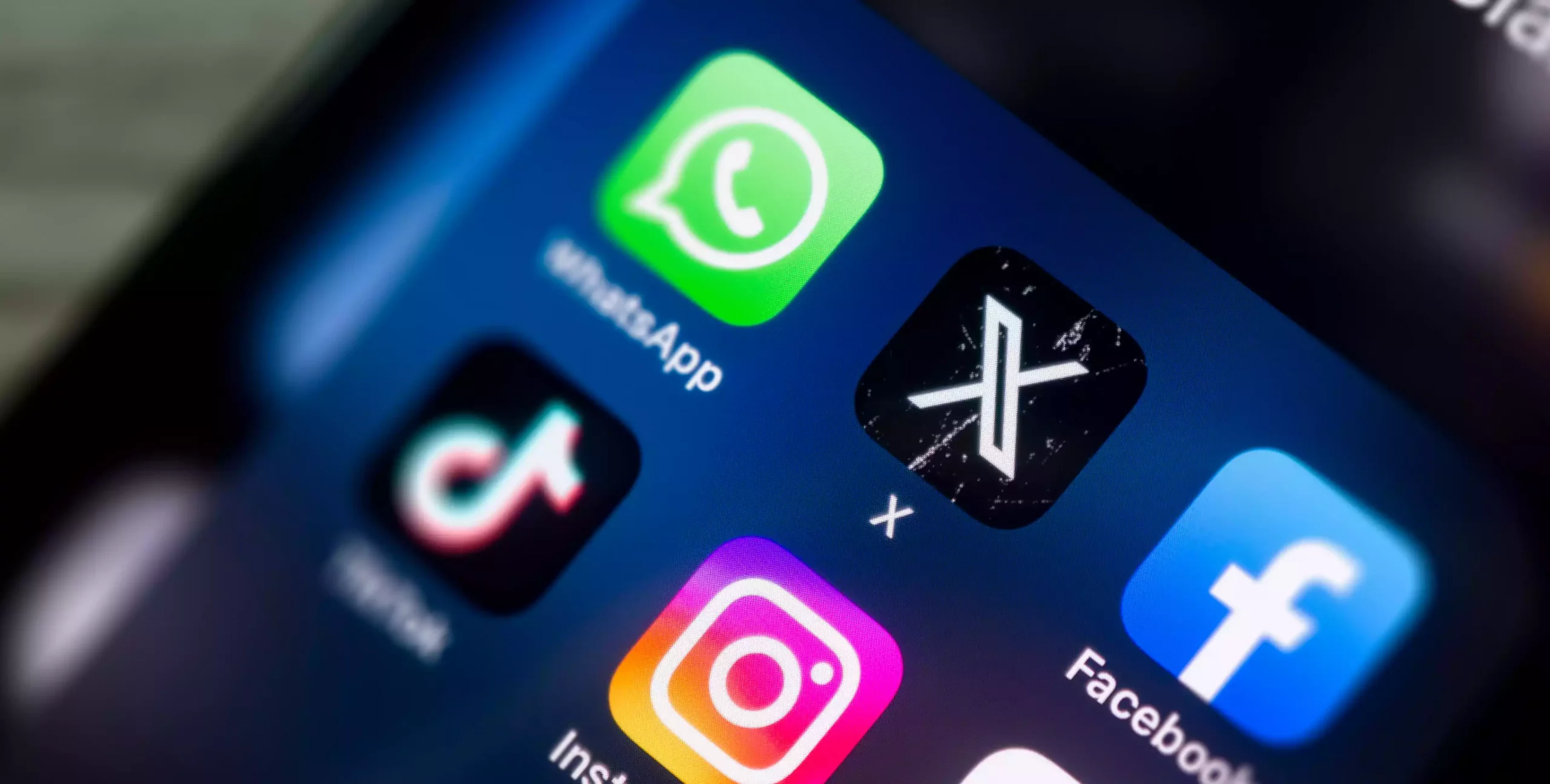 Zoom sur les icônes des réseaux sociaux d'un téléphone